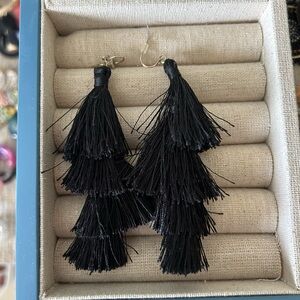 Versona Black Earrings